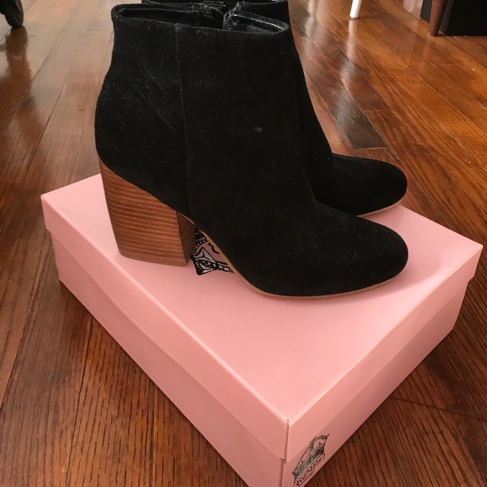 Black suede booties DSW crown vintage size 8.5